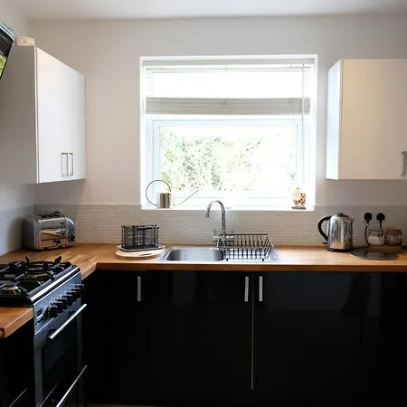 Chaloners, Free Parking, Large Garden, Close To Races & Centre